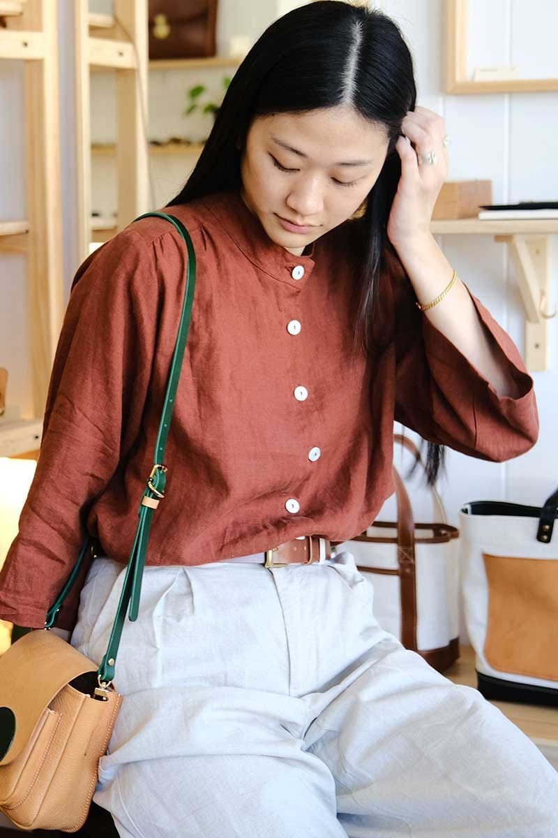 kristin-magrit-very-useful-blouse-linen-shirt-terracotta-front-with-bag